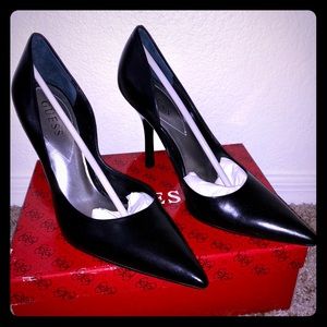 Guess black pointed toe pumps